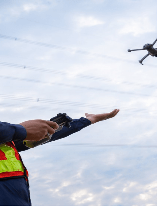 Técnico a operar drone em inspeção e mapeamento aéreo de campo